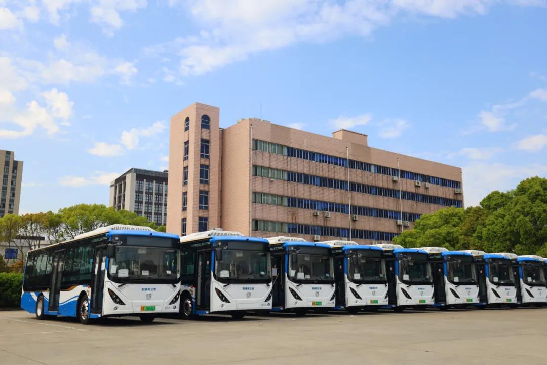 2021新聞《162臺！HUD首次批量應(yīng)用——“花博”定制版申沃8系交付浦東公交》